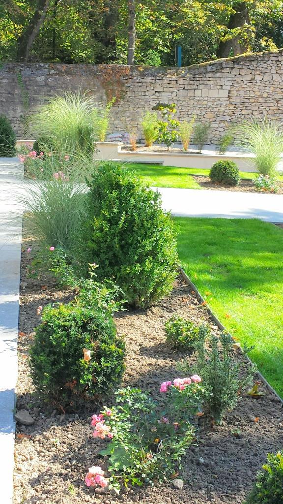 Jardin Chantilly terrassement, plantations, bordures, gazon rouleau...